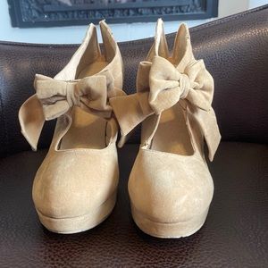 ADORABLE suede bow heels